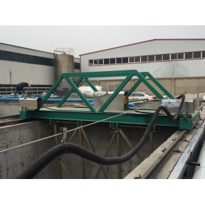 污泥處理設(shè)備廠家供應(yīng)桁車式刮吸泥機(jī) 吸泥方式為虹吸或泵吸式