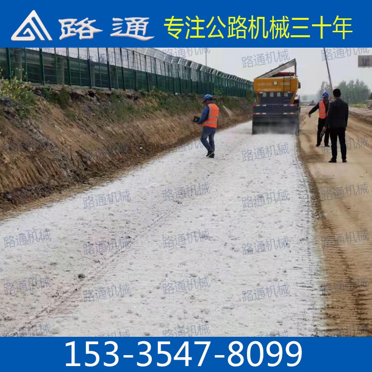 修公路用灰料撒布車 山東撒布機(jī) 公路鋪灰車